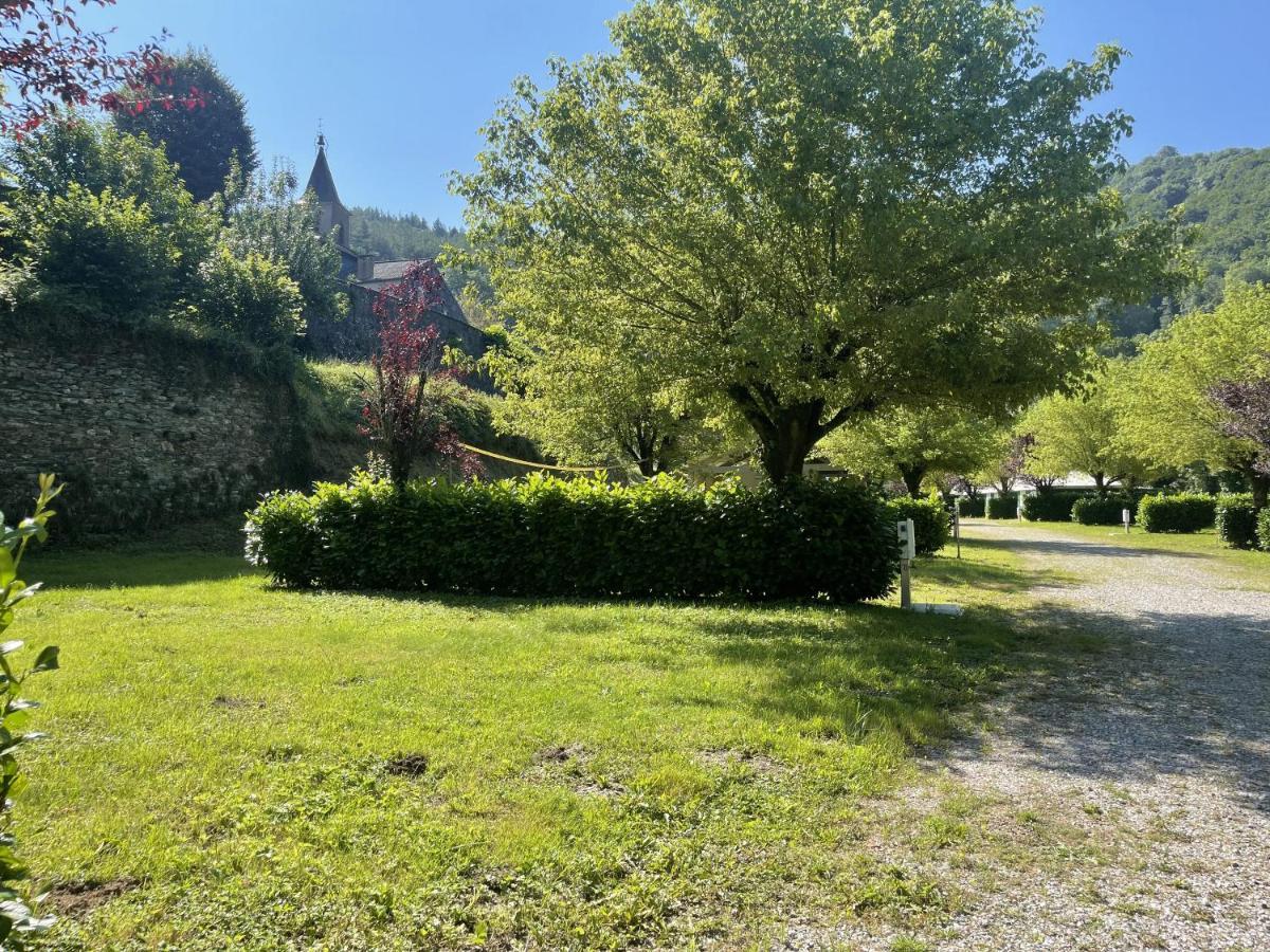 Camping Le Jardin - Chalets, Bungalows Et Emplacements Nus Pour Des Vacances Nature Le Long De La Riviere Le Gijou Lacaze Dış mekan fotoğraf