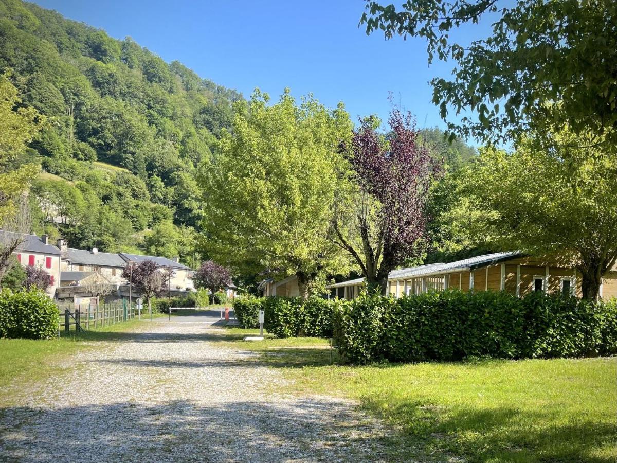 Camping Le Jardin - Chalets, Bungalows Et Emplacements Nus Pour Des Vacances Nature Le Long De La Riviere Le Gijou Lacaze Dış mekan fotoğraf