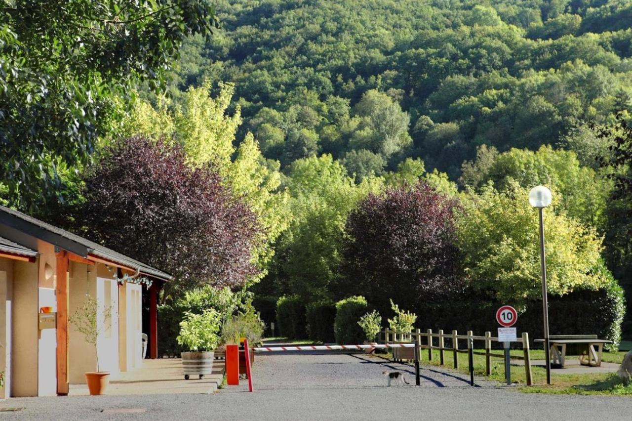 Camping Le Jardin - Chalets, Bungalows Et Emplacements Nus Pour Des Vacances Nature Le Long De La Riviere Le Gijou Lacaze Dış mekan fotoğraf