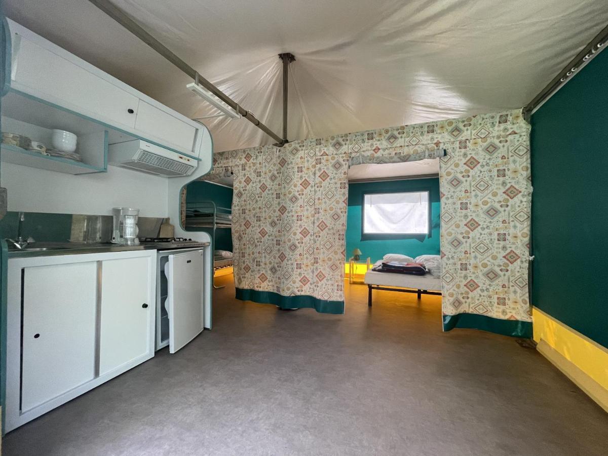 Camping Le Jardin - Chalets, Bungalows Et Emplacements Nus Pour Des Vacances Nature Le Long De La Riviere Le Gijou Lacaze Dış mekan fotoğraf