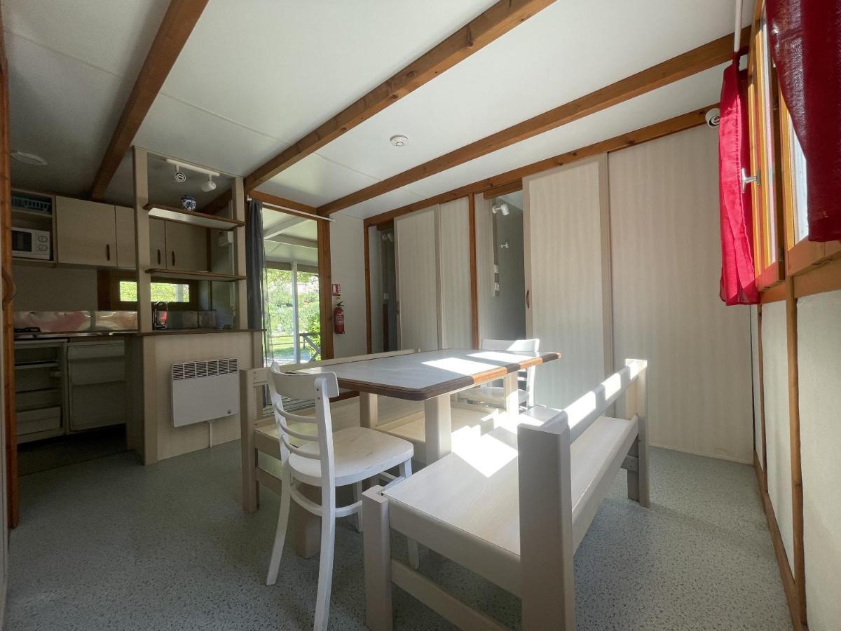 Camping Le Jardin - Chalets, Bungalows Et Emplacements Nus Pour Des Vacances Nature Le Long De La Riviere Le Gijou Lacaze Dış mekan fotoğraf
