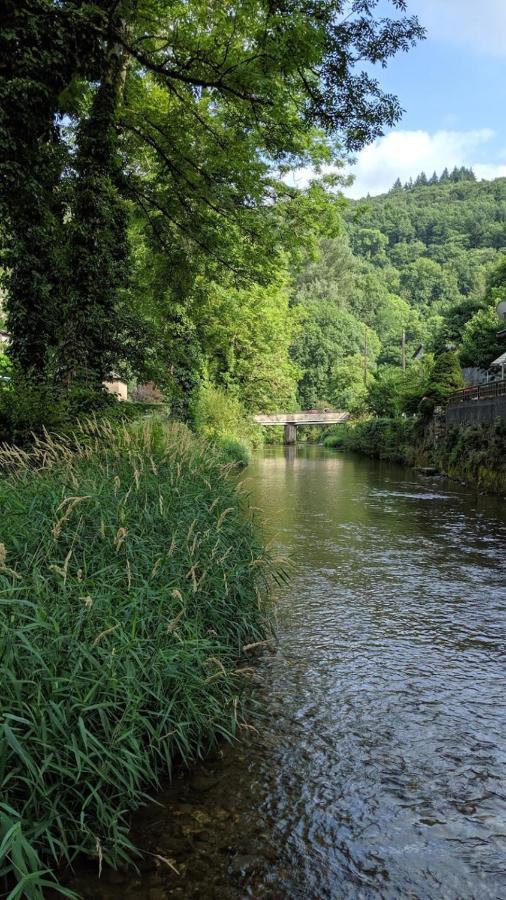 Camping Le Jardin - Chalets, Bungalows Et Emplacements Nus Pour Des Vacances Nature Le Long De La Riviere Le Gijou Lacaze Dış mekan fotoğraf